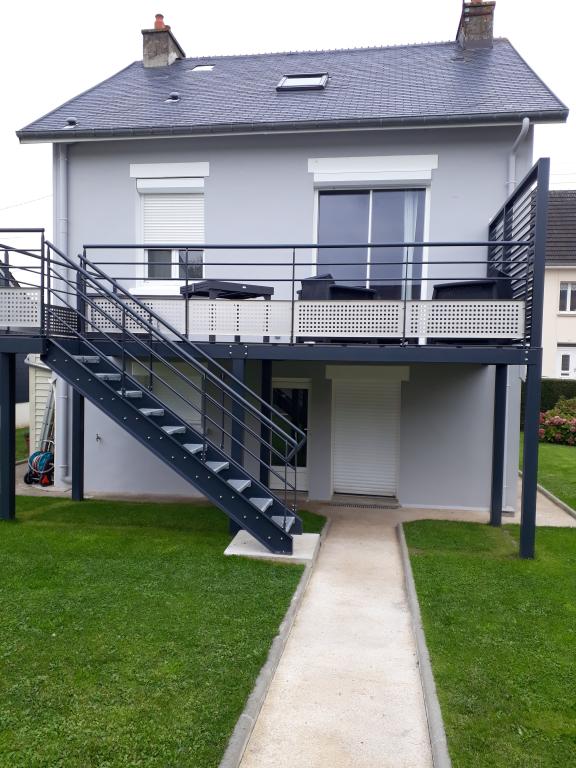 Aprs Montage et pose d'une terrasse et portes fentres au premier tage